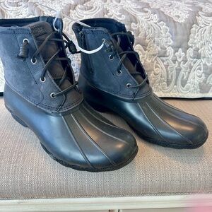 Women’s Sperry salt water snow boot